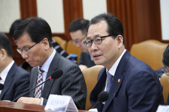 고형권 기획재정부 1차관(오른쪽)과 이성기 고용노동부 차관(왼쪽)이 7일 오전 서울 세종로 정부서울청사에서 열린 제17차 최저임금 태스크포스(TF) 겸 근로시간 단축 관련 관계부처 회의에서 각각 발언하고 있다. 연합뉴스